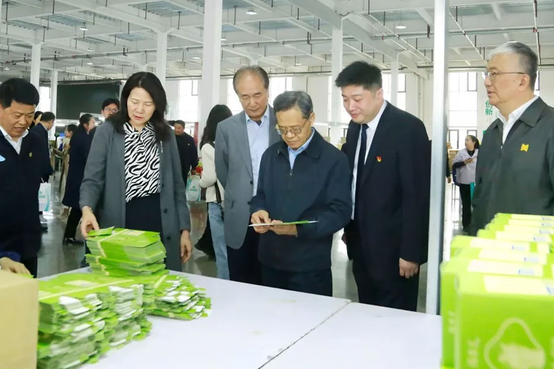 全国政协副主席陈武一行深入南阳仙草健康集团参观调研！